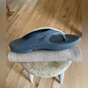OOFOS unisex sandal flip flop comfort footwear Grey